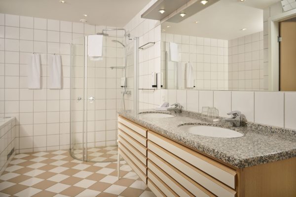 dejligt badeværelse med badekar i juniossuite på munkebjerg